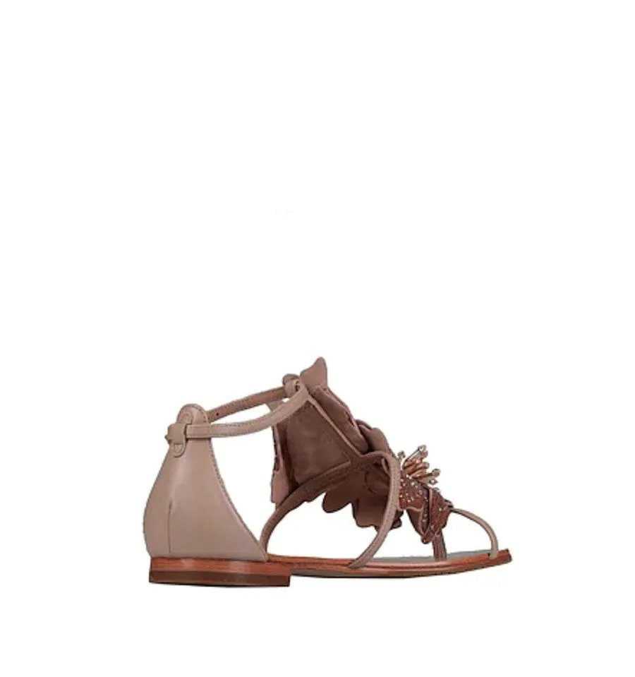 Sandalia con camelia en camel