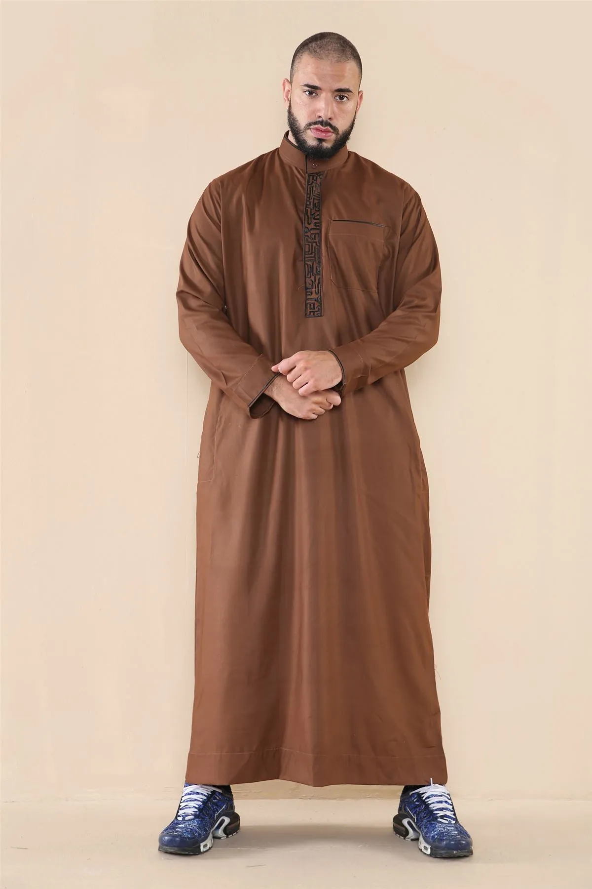 Vestimenta musulmana y arabe Jubba de algodon con bordado y cuello nehru para hombre
