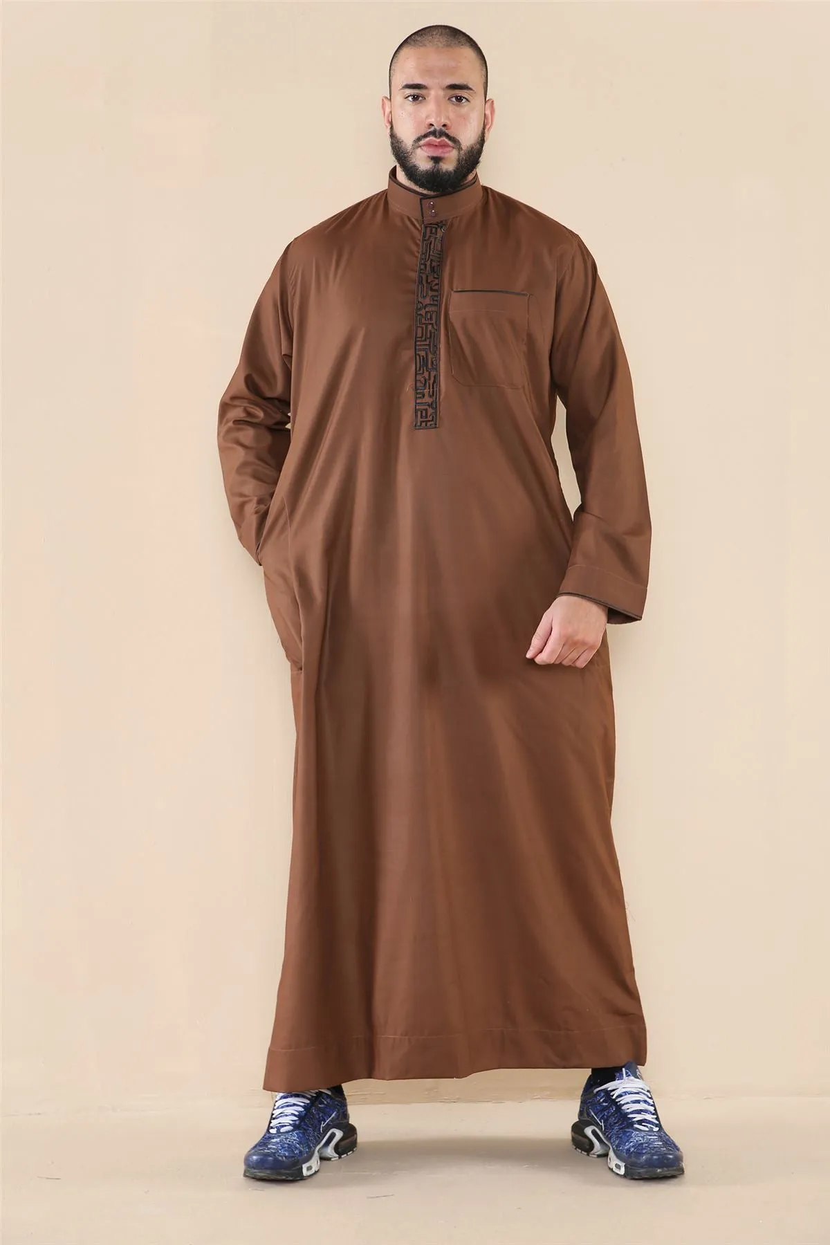 Vestimenta musulmana y arabe Jubba de algodon con bordado y cuello nehru para hombre