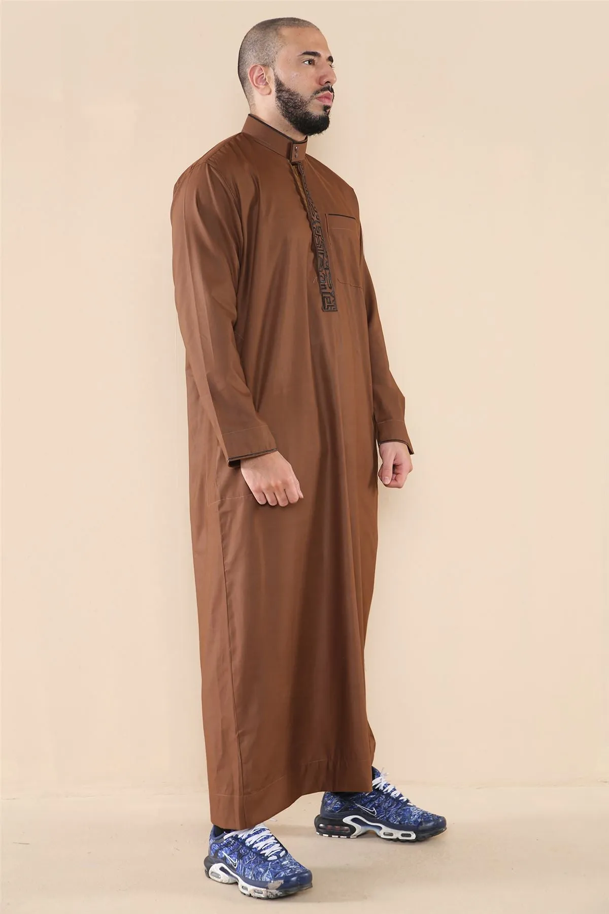 Vestimenta musulmana y arabe Jubba de algodon con bordado y cuello nehru para hombre
